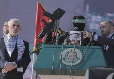 Hamas, Siyonist işgal ordusundan ele geçirdiği silahları sergileyerek siyonistleri şaşırttı!